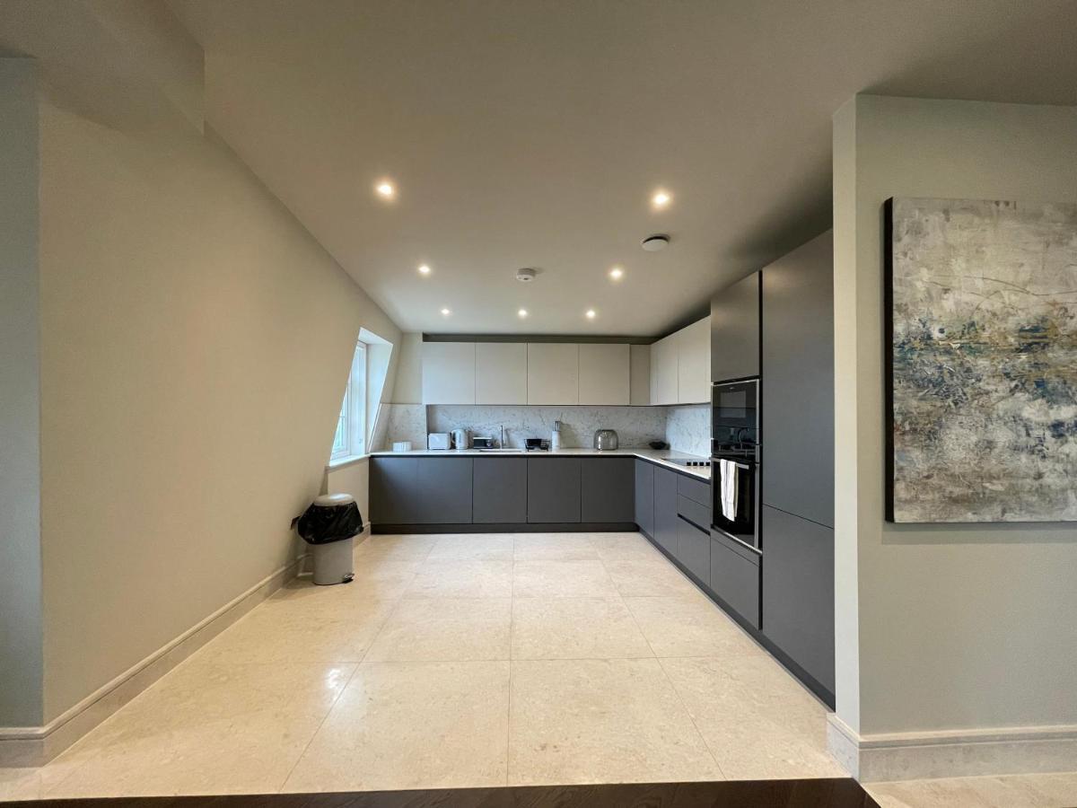 Luxurious, 2 Bed, 2 Bath Penthouse Apartment In Highly Desirable Chigwell Chcl F8 Exterior photo