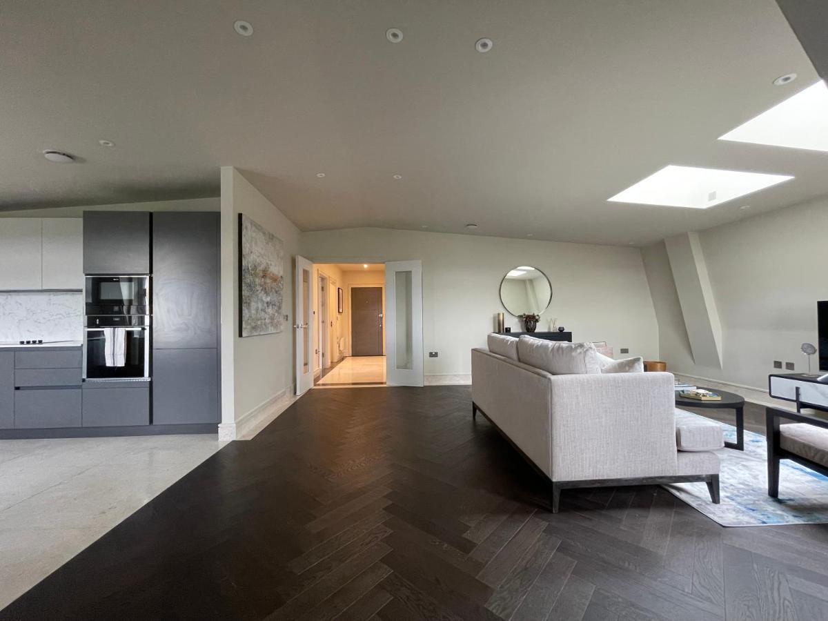 Luxurious, 2 Bed, 2 Bath Penthouse Apartment In Highly Desirable Chigwell Chcl F8 Exterior photo