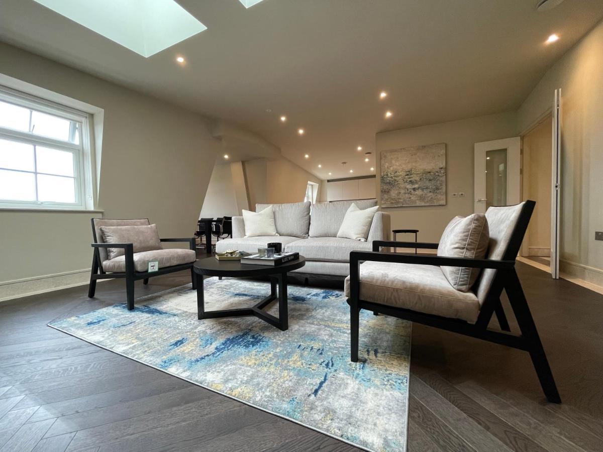 Luxurious, 2 Bed, 2 Bath Penthouse Apartment In Highly Desirable Chigwell Chcl F8 Exterior photo