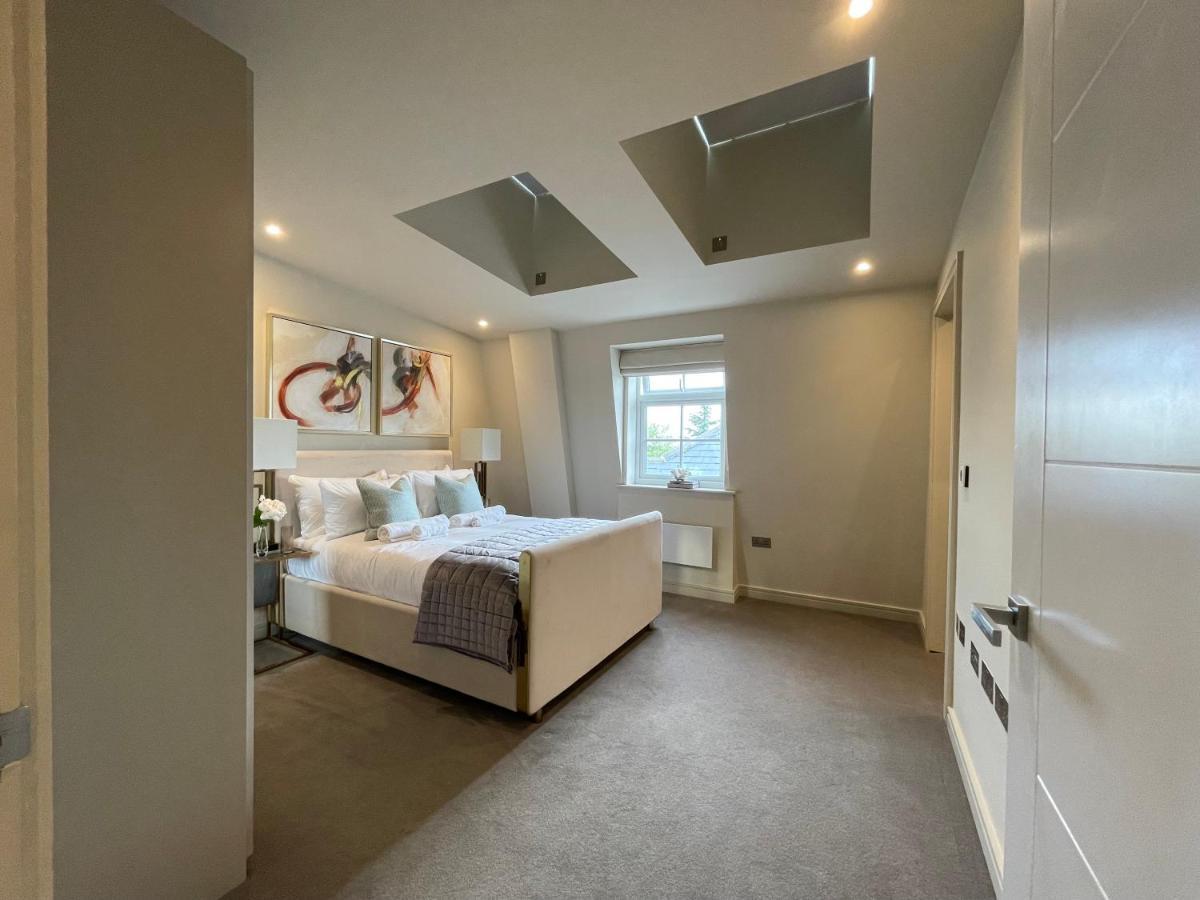 Luxurious, 2 Bed, 2 Bath Penthouse Apartment In Highly Desirable Chigwell Chcl F8 Exterior photo