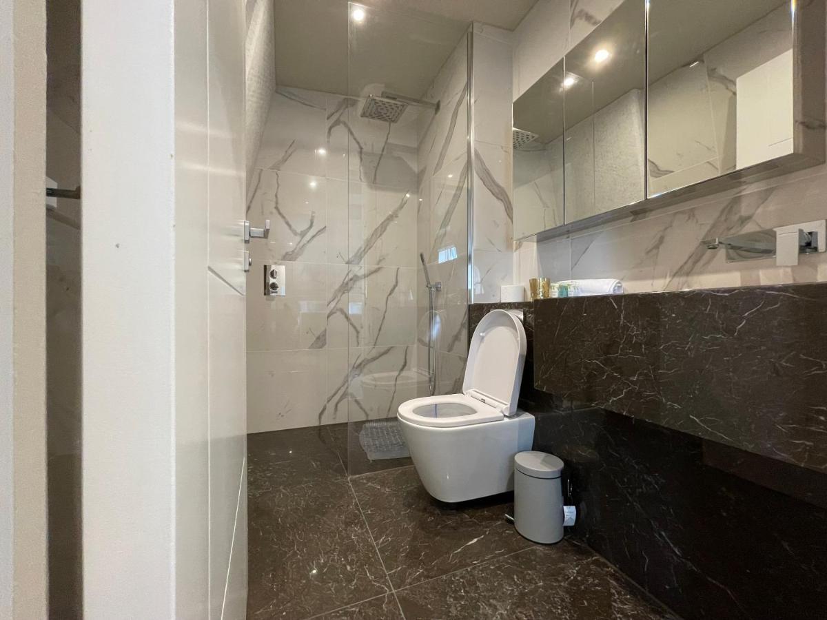 Luxurious, 2 Bed, 2 Bath Penthouse Apartment In Highly Desirable Chigwell Chcl F8 Exterior photo