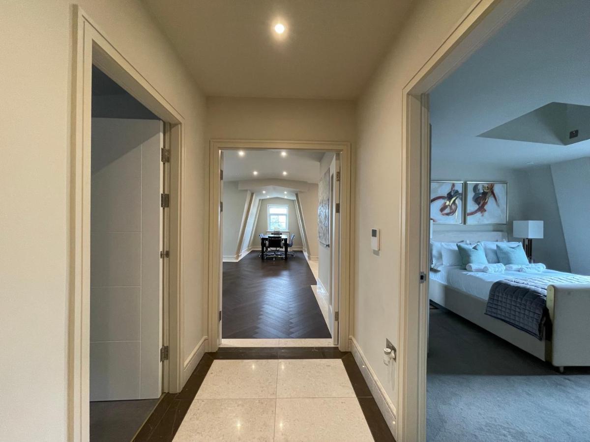 Luxurious, 2 Bed, 2 Bath Penthouse Apartment In Highly Desirable Chigwell Chcl F8 Exterior photo
