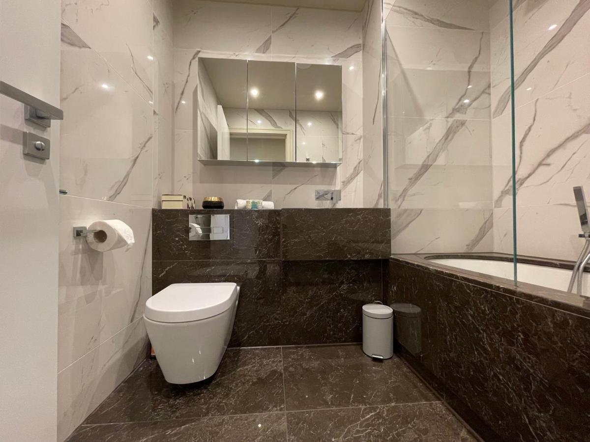 Luxurious, 2 Bed, 2 Bath Penthouse Apartment In Highly Desirable Chigwell Chcl F8 Exterior photo