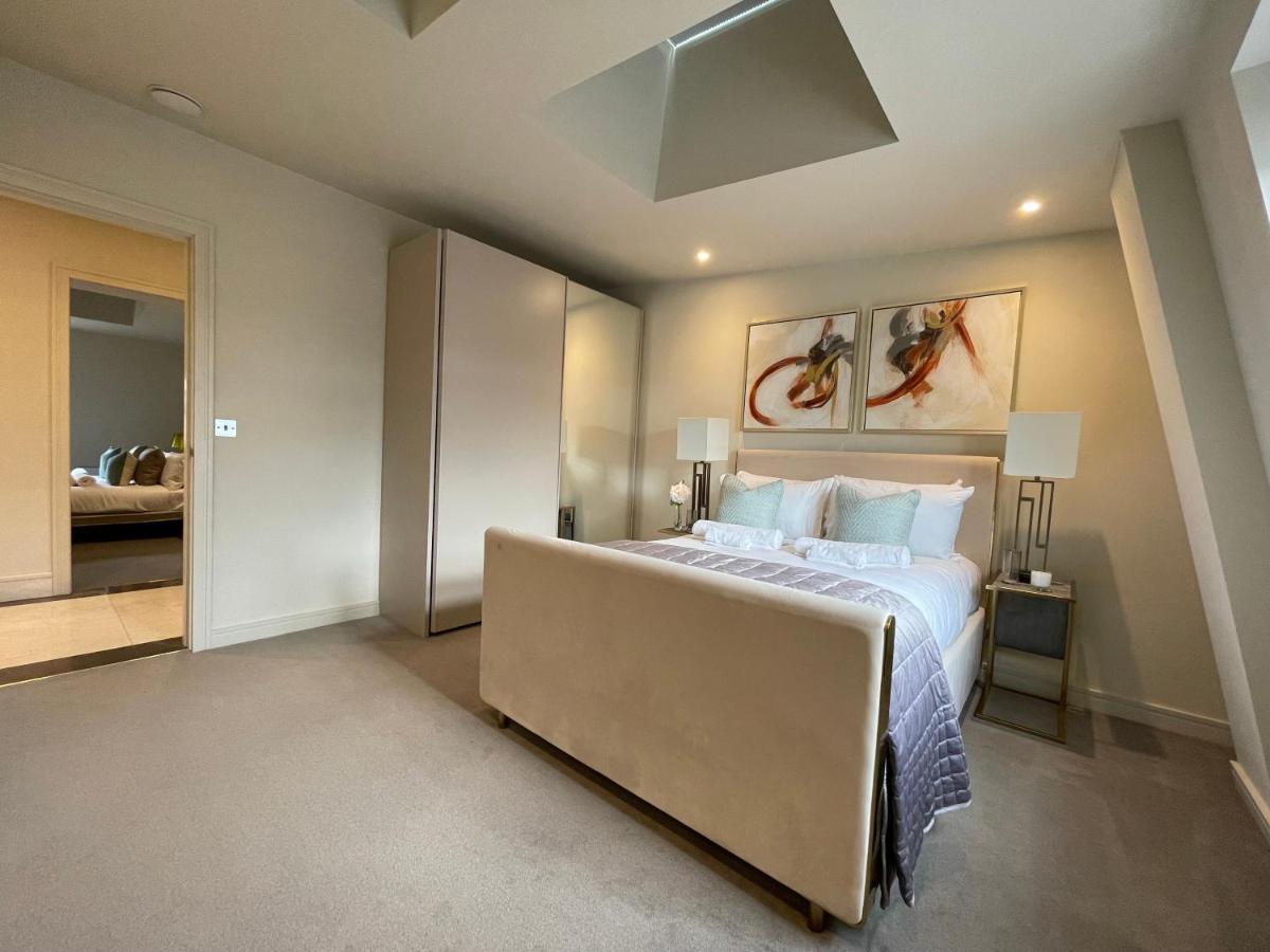 Luxurious, 2 Bed, 2 Bath Penthouse Apartment In Highly Desirable Chigwell Chcl F8 Exterior photo